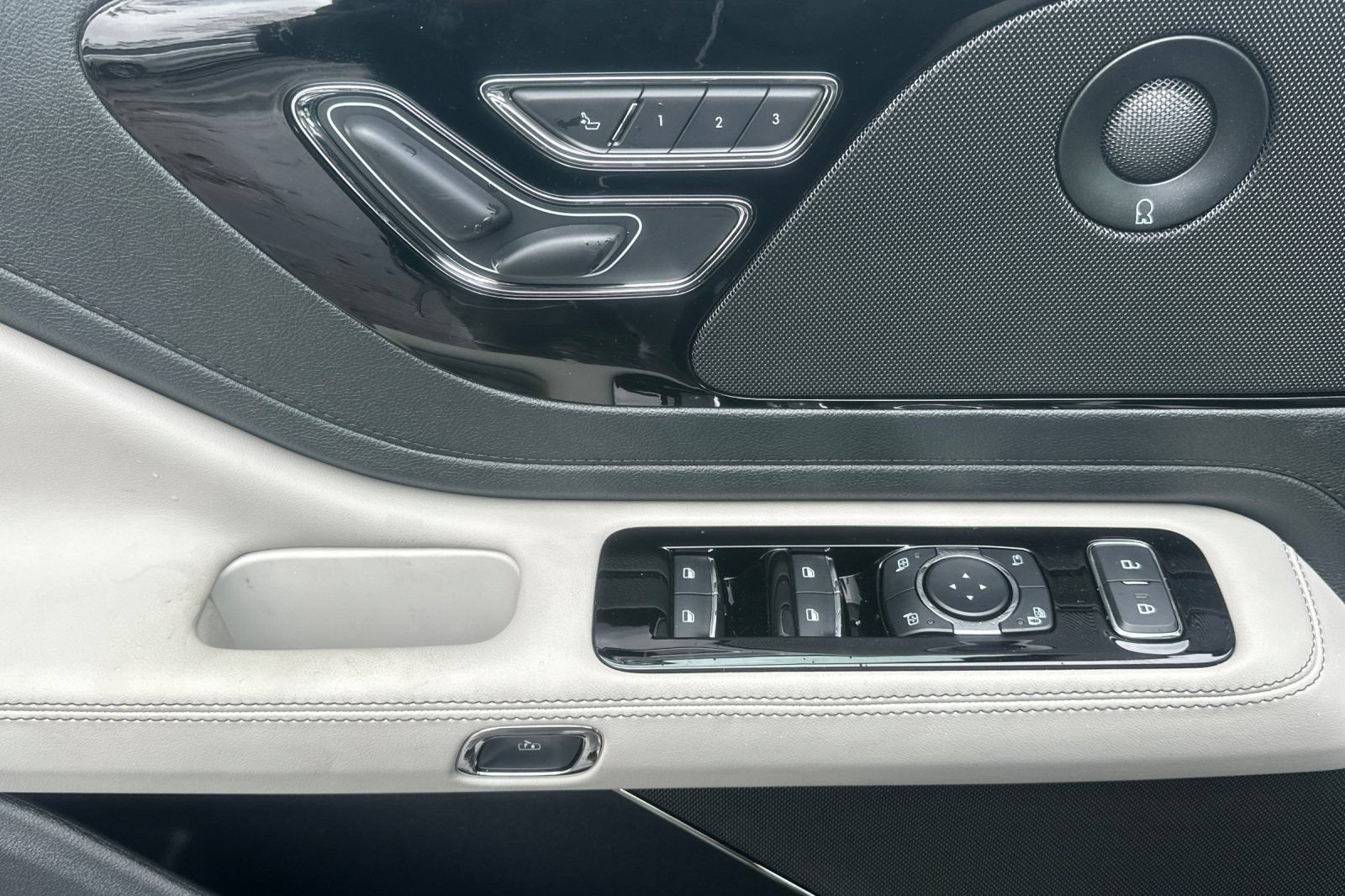 New 2026 Lincoln Aviator Reserve w/ Jet Appearance Package RWD image 8