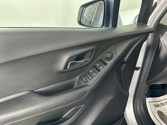 Used 2019 Chevrolet Trax LT w/ LT Convenience Package AWD/4WD image 18