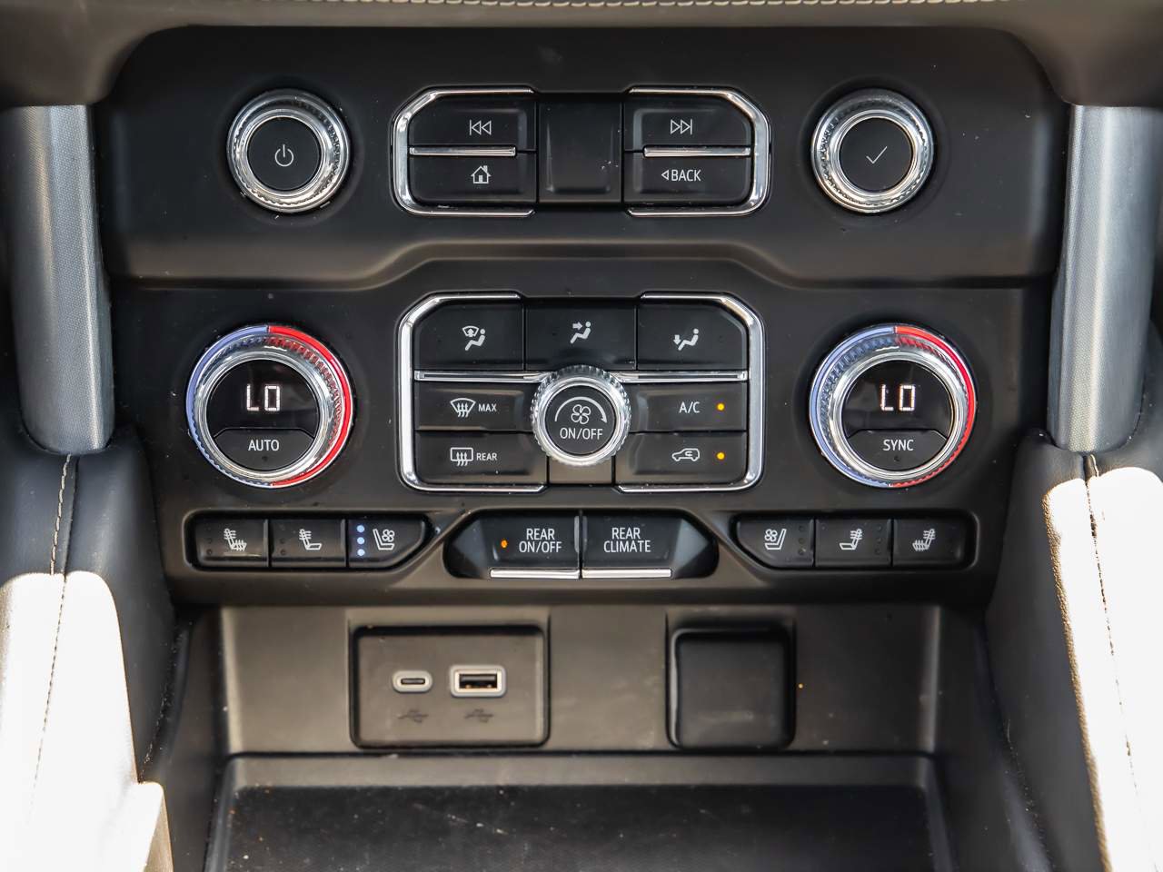 Used 2023 GMC Yukon SLT w/ SLT Luxury Package image 19