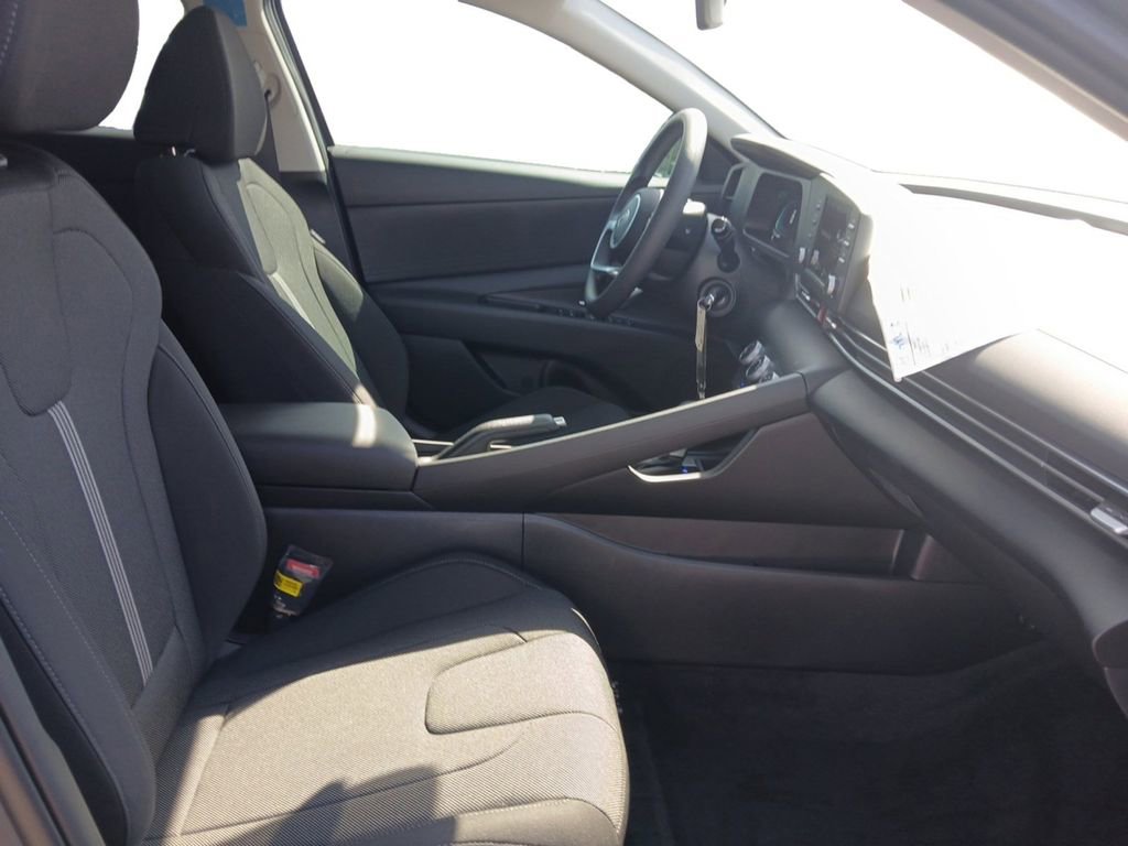 Used 2025 Hyundai Elantra SE FWD image 15