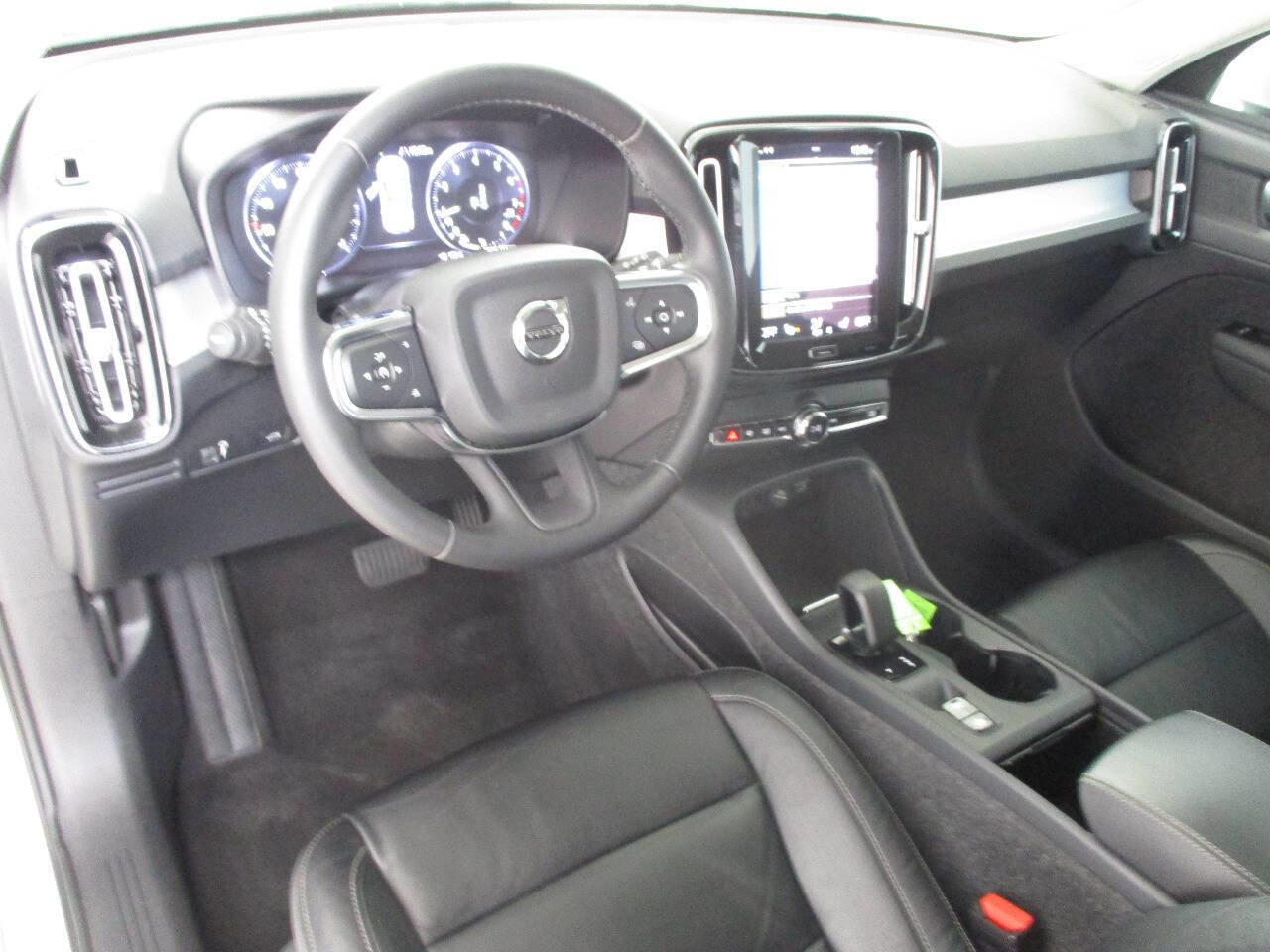 Used 2022 Volvo XC40 T5 Momentum image 94