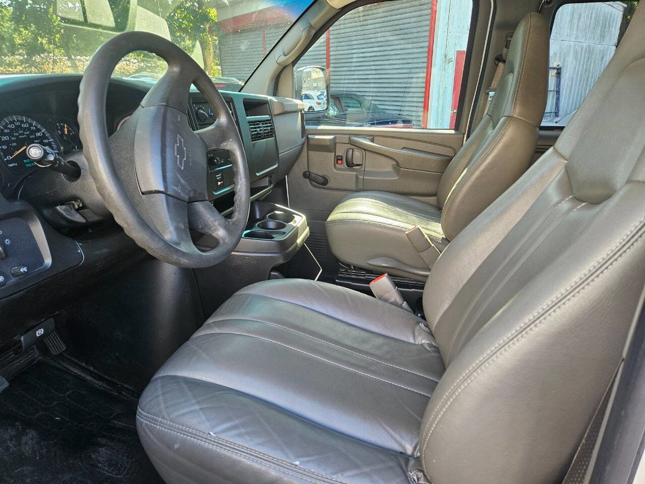 Used 2006 Chevrolet Express 3500 LS image 9