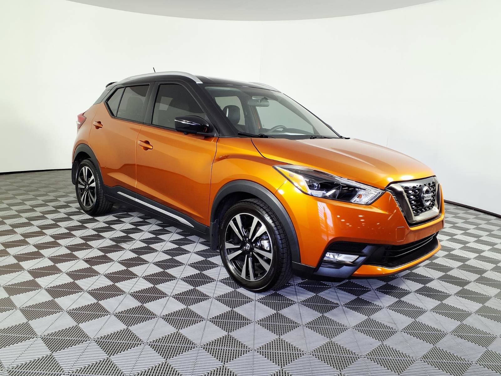 Used 2019 Nissan Kicks SR w/ SR Premium Package FWD image 3