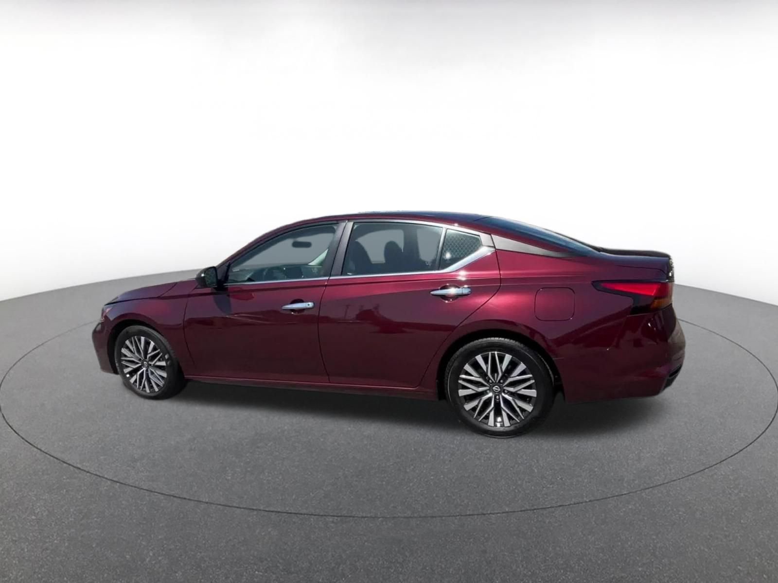 Used 2025 Nissan Altima 2.5 SV FWD image 9