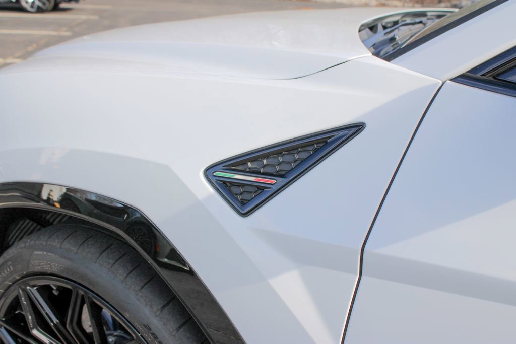 Used 2025 Lamborghini Urus SE image 27