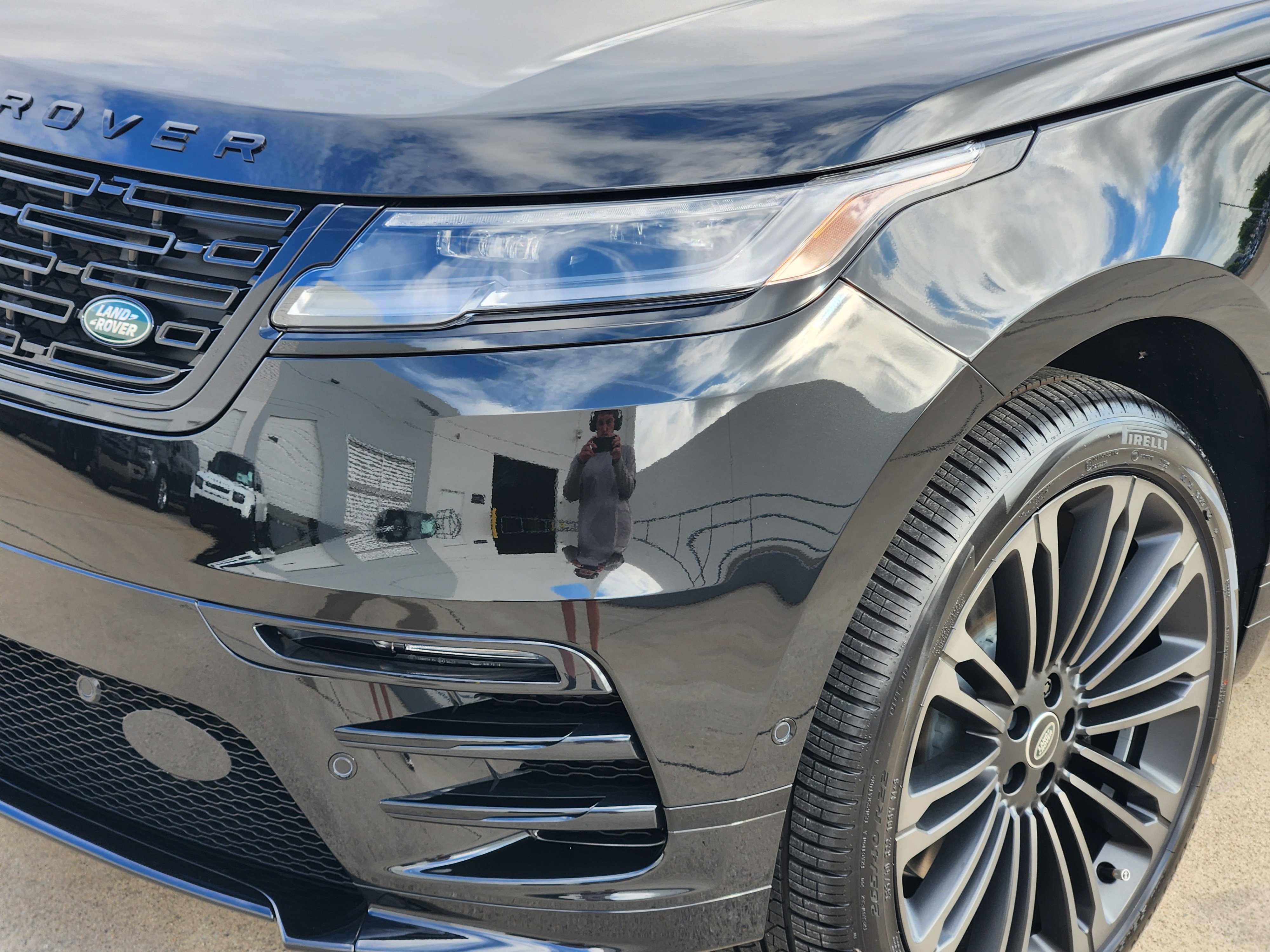 New 2026 Land Rover Range Rover Velar Dynamic SE image 9