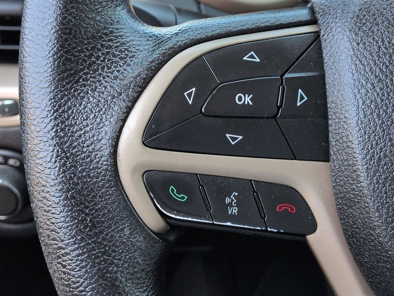 Used 2017 Jeep Cherokee Sport FWD image 18