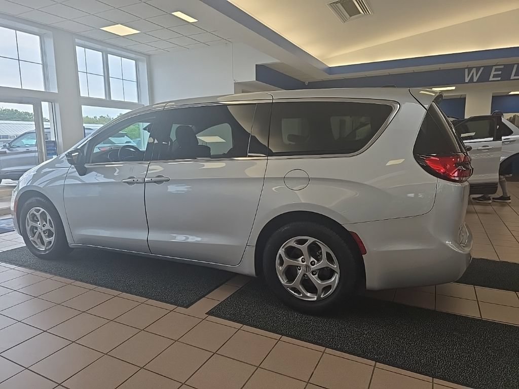 Used 2024 Chrysler Pacifica Limited FWD image 4