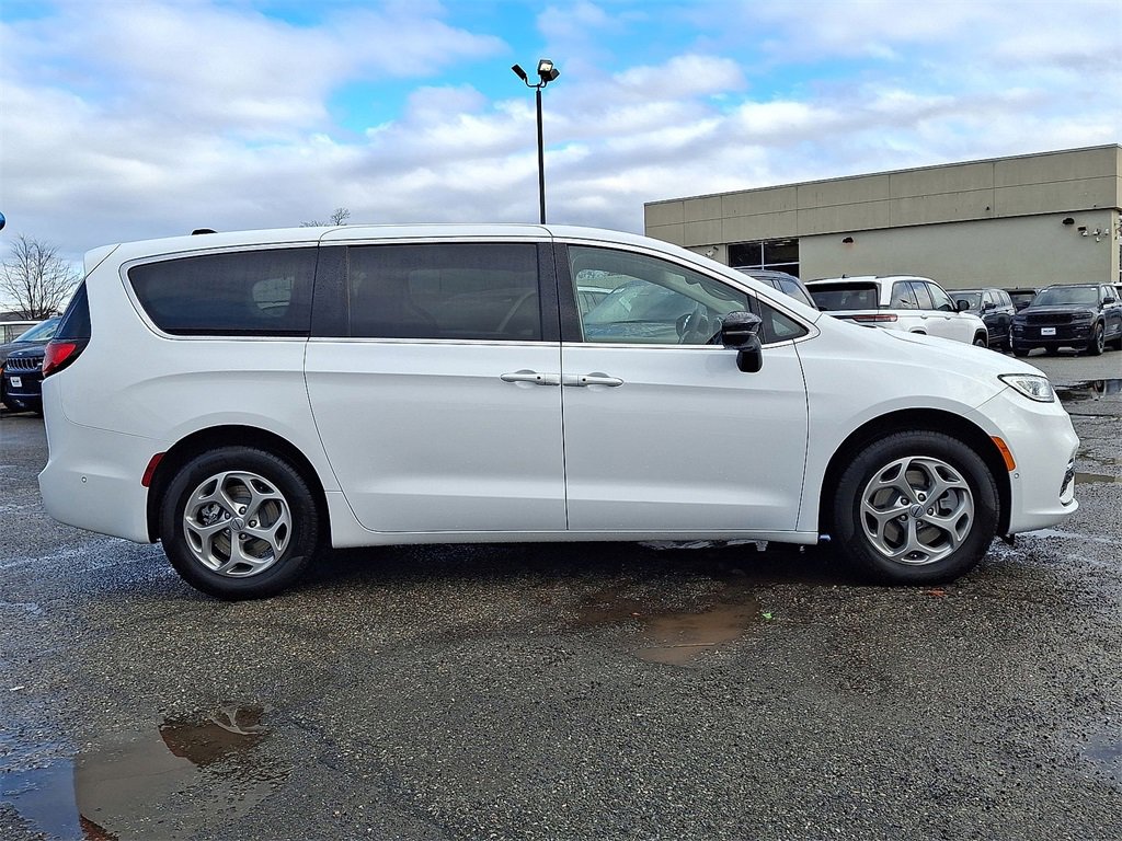 Certified 2024 Chrysler Pacifica Limited image 26