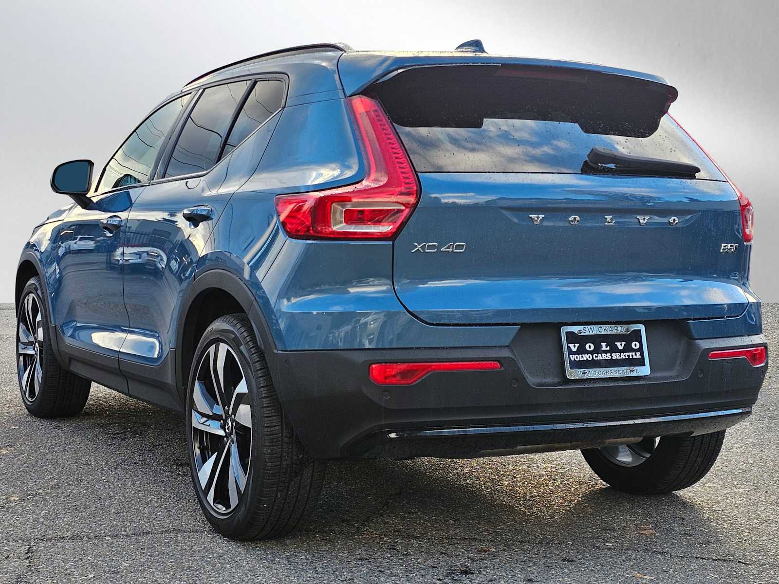 Certified 2024 Volvo XC40 B5 Plus w/ Protection Package Premier image 5