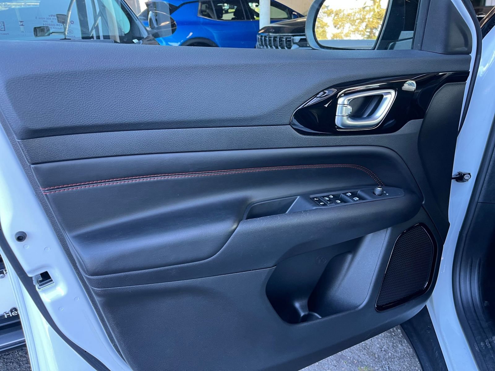 Used 2025 Jeep Compass Trailhawk AWD/4WD image 18