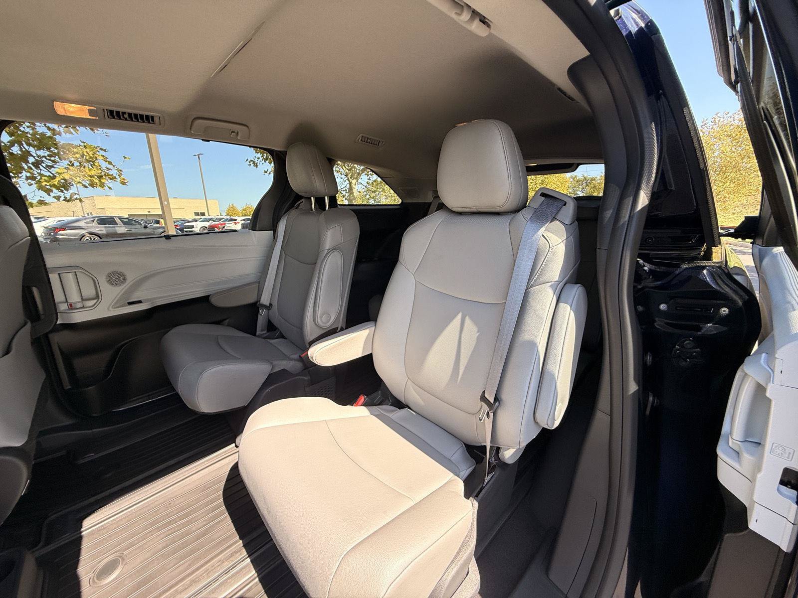 Used 2025 Toyota Sienna XLE w/ XLE Plus Package AWD/4WD image 17