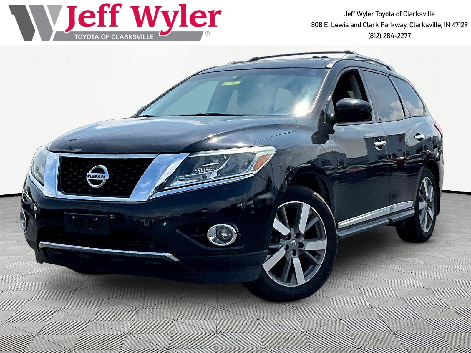 Used 2015 Nissan Pathfinder Platinum FWD image 1
