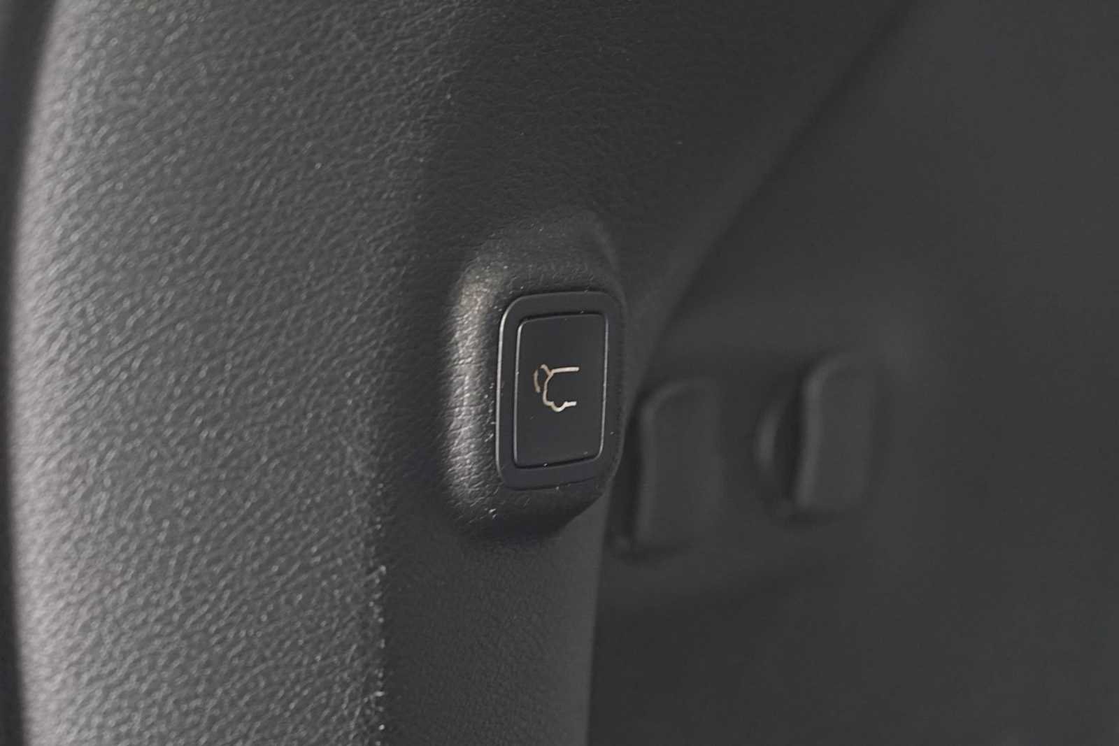 Used 2019 Jeep Cherokee Limited FWD image 26