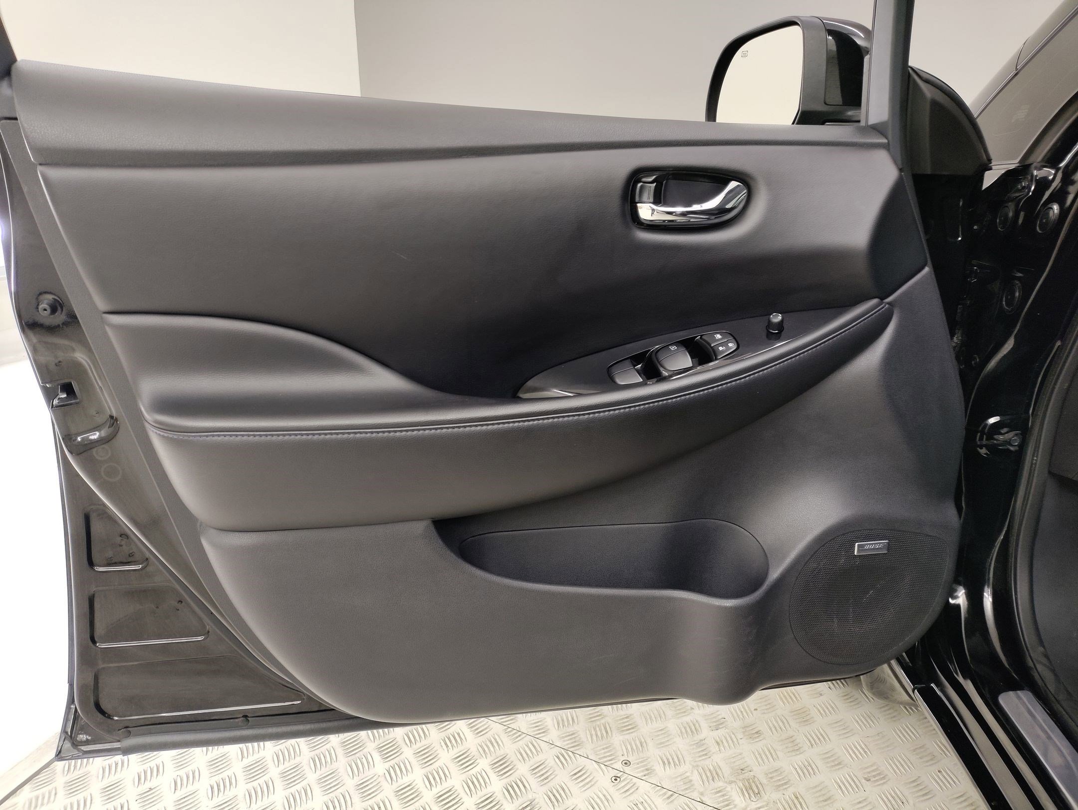 Used 2015 Nissan Leaf SL w/ Premium Package image 13