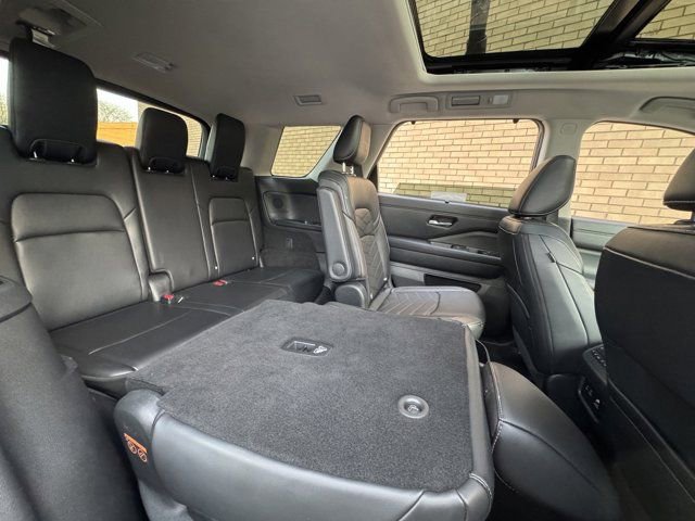 Used 2024 Nissan Pathfinder Platinum AWD/4WD image 14