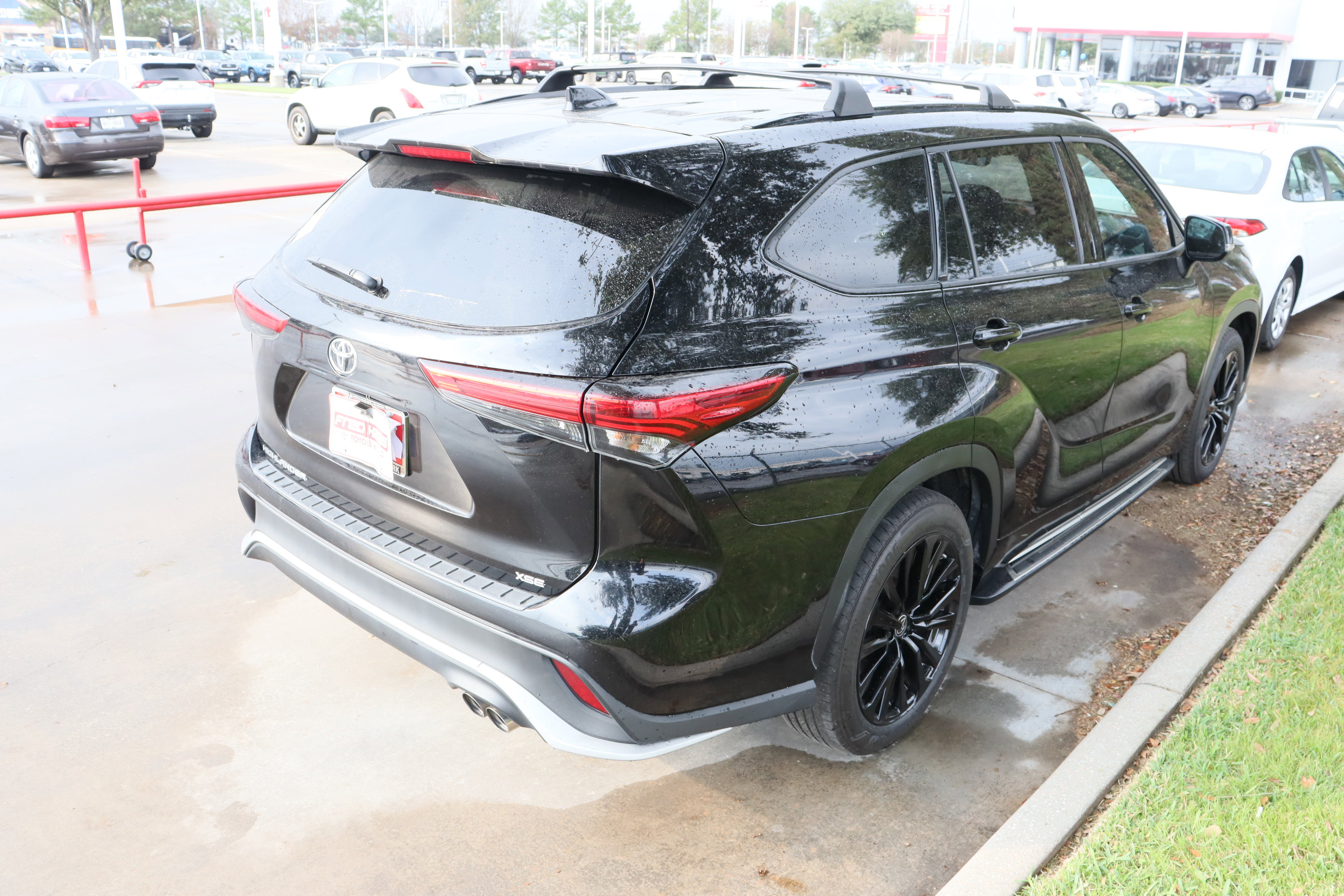 Used 2023 Toyota Highlander XSE image 9