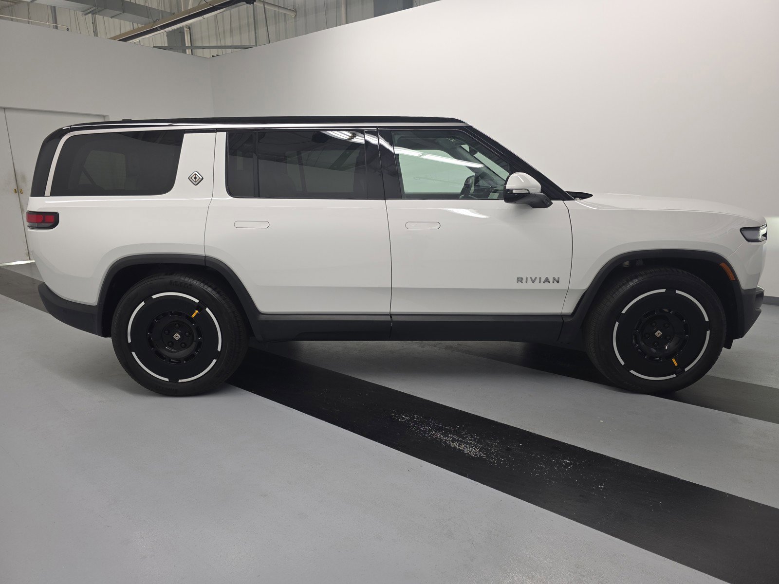 Used 2025 Rivian R1S Adventure AWD/4WD image 6