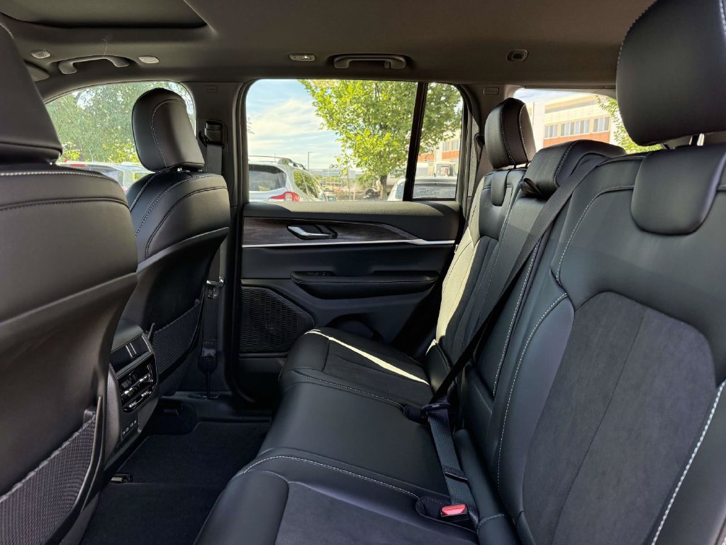 New 2027 Jeep Grand Cherokee Altitude AWD/4WD image 16