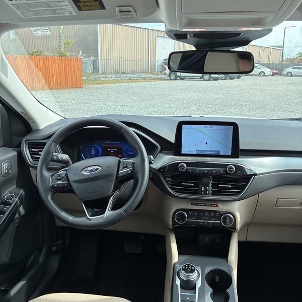 Used 2022 Ford Escape Titanium image 10