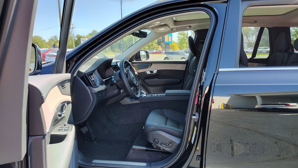 New 2026 Volvo XC90 B6 Plus w/ Protection Package Premier image 7