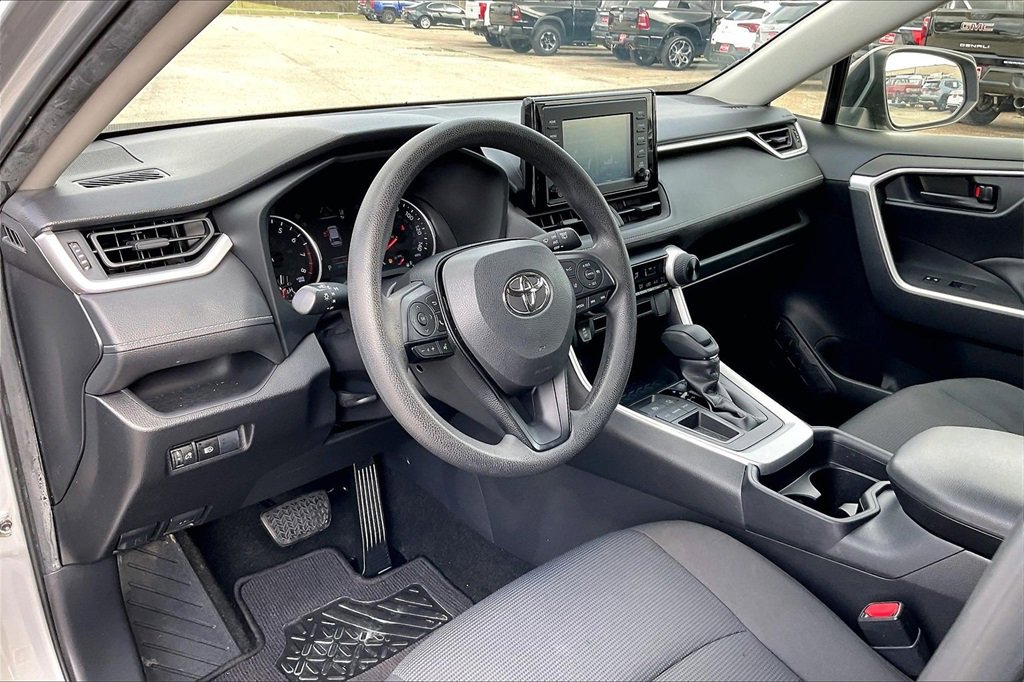 Used 2019 Toyota RAV4 LE image 14