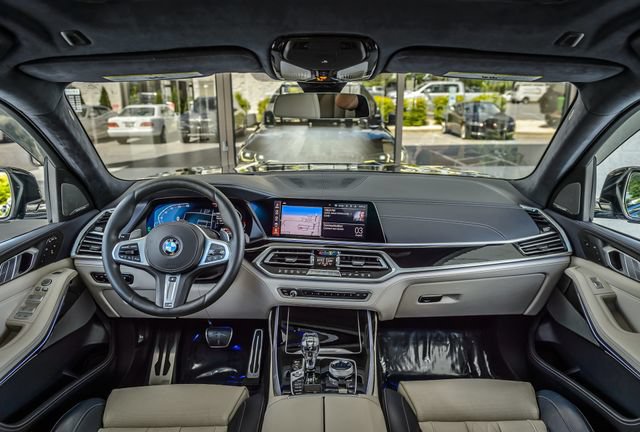 Used 2020 BMW X7 xDrive40i w/ M Sport Package AWD/4WD image 3