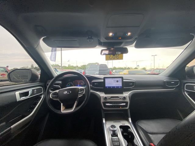 Used 2022 Ford Explorer XLT w/ Equipment Group 202A AWD/4WD image 4