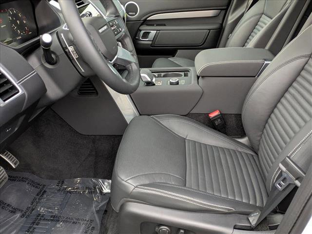 Certified 2025 Land Rover Discovery Dynamic SE image 17