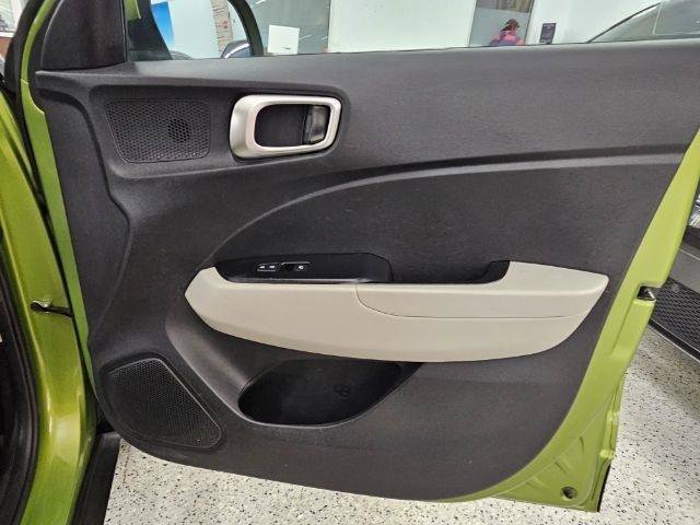 Used 2021 Hyundai Venue SEL image 25