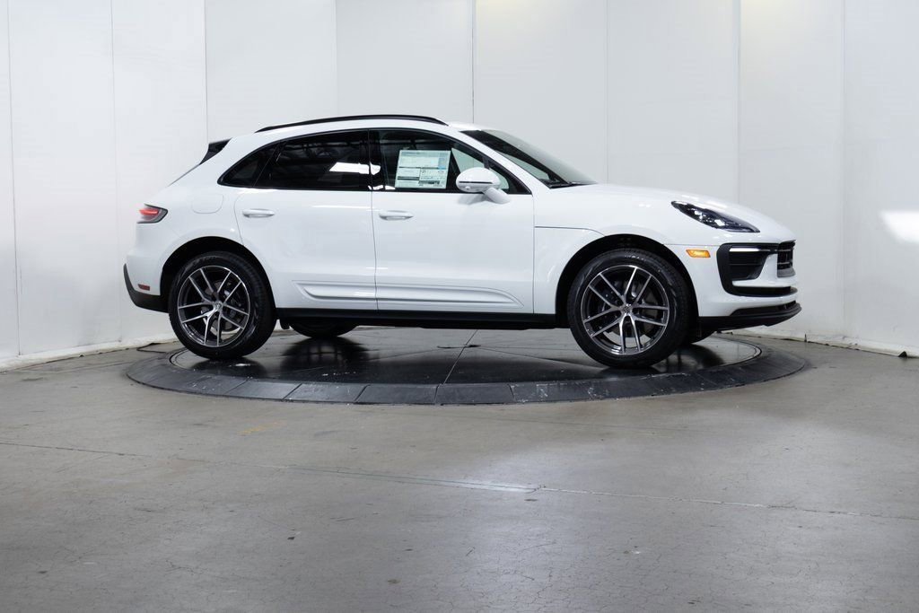 Certified 2025 Porsche Macan image 8