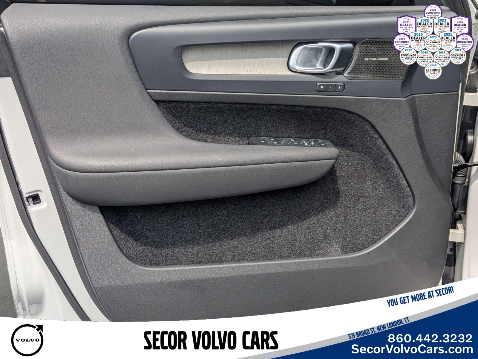 Used 2024 Volvo XC40 B5 Plus w/ Protection Package Premier AWD/4WD image 11