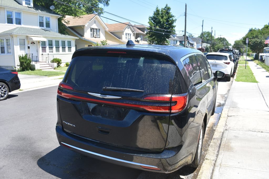 Used 2024 Chrysler Pacifica Touring-L FWD image 6