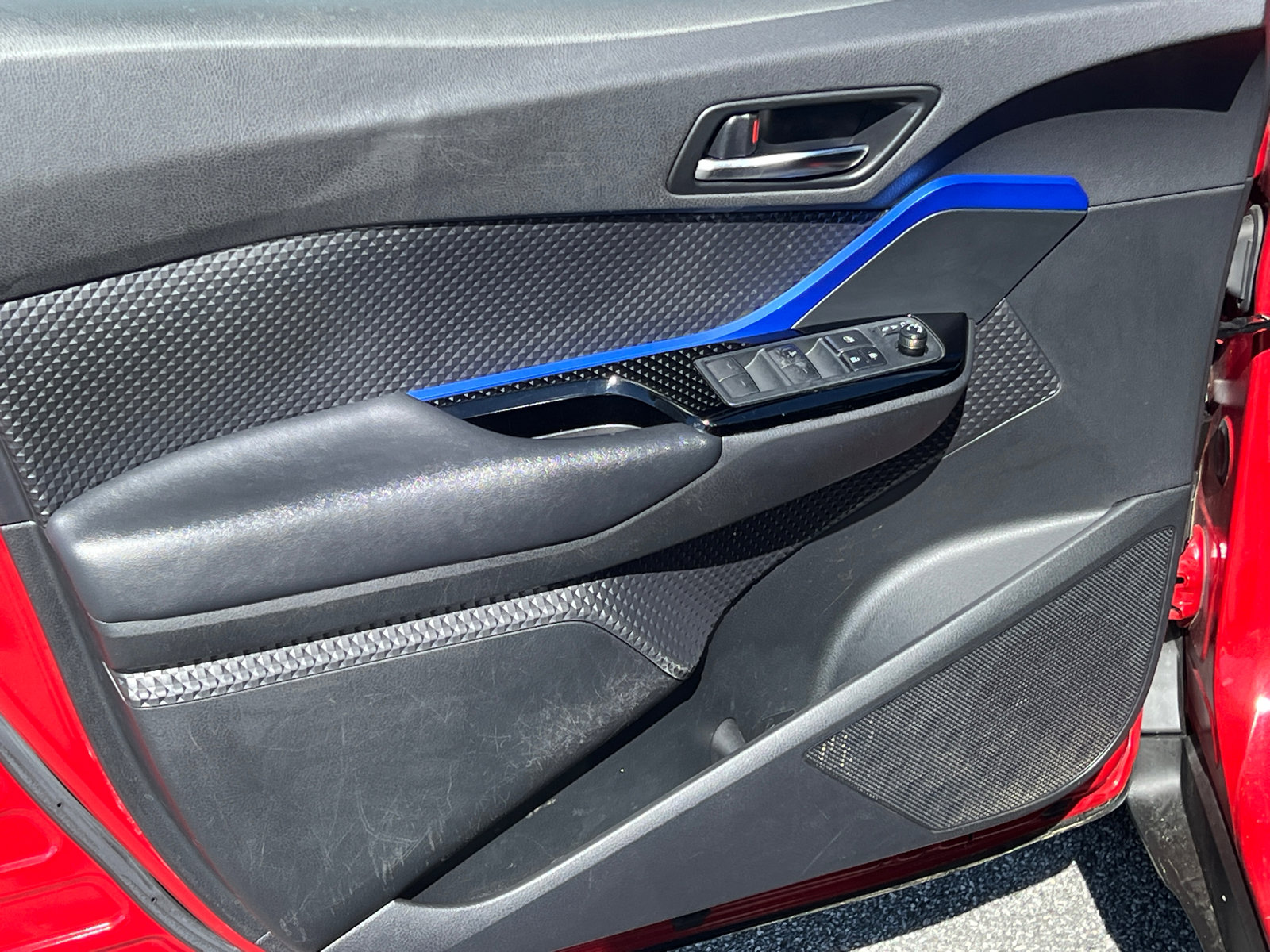 Used 2021 Toyota C-HR XLE FWD image 10