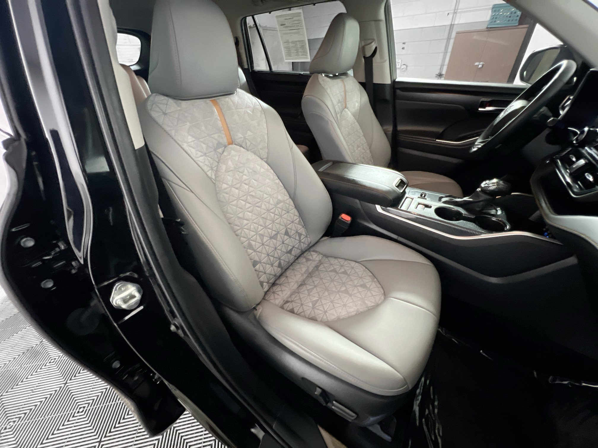 Used 2022 Toyota Highlander Bronze Edition FWD image 31