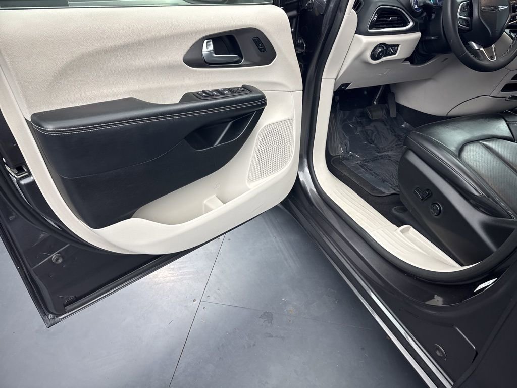 Used 2023 Chrysler Pacifica Touring-L FWD image 31