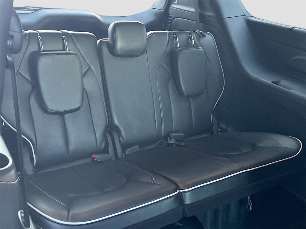Used 2025 Chrysler Pacifica Limited image 29