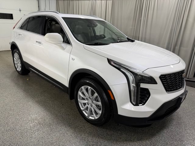 Used 2022 Cadillac XT4 Luxury w/ Cold Weather Package AWD/4WD image 3
