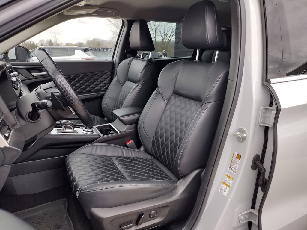 Used 2022 Mitsubishi Outlander SEL image 2