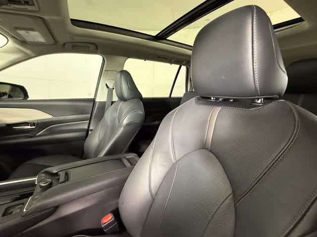Used 2024 Toyota Grand Highlander AWD image 16