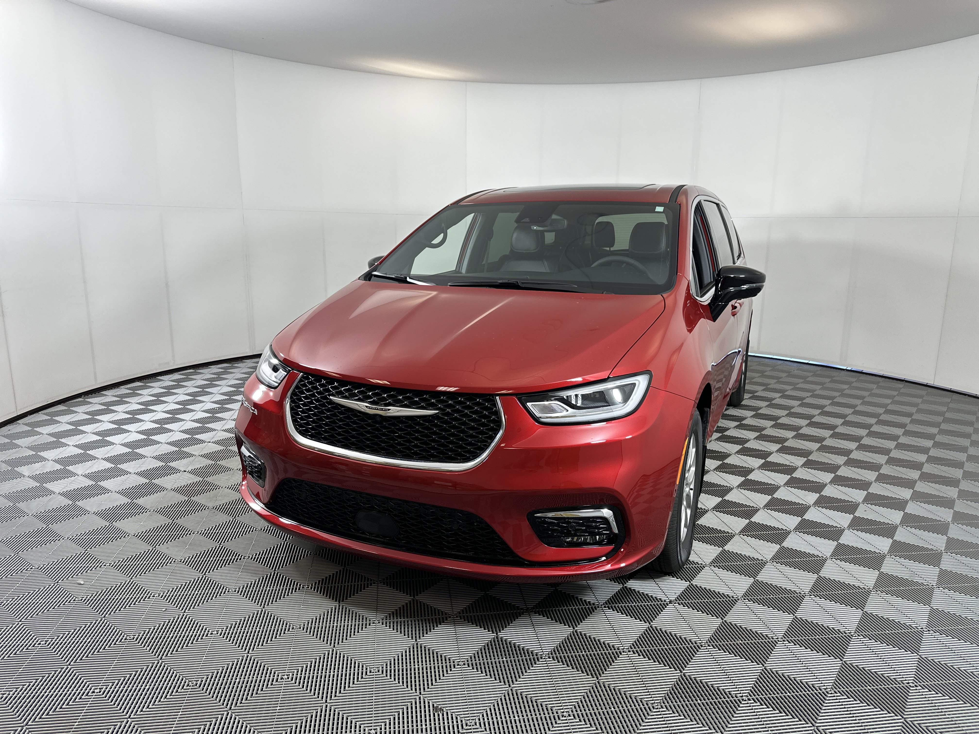 Used 2025 Chrysler Pacifica Select image 2