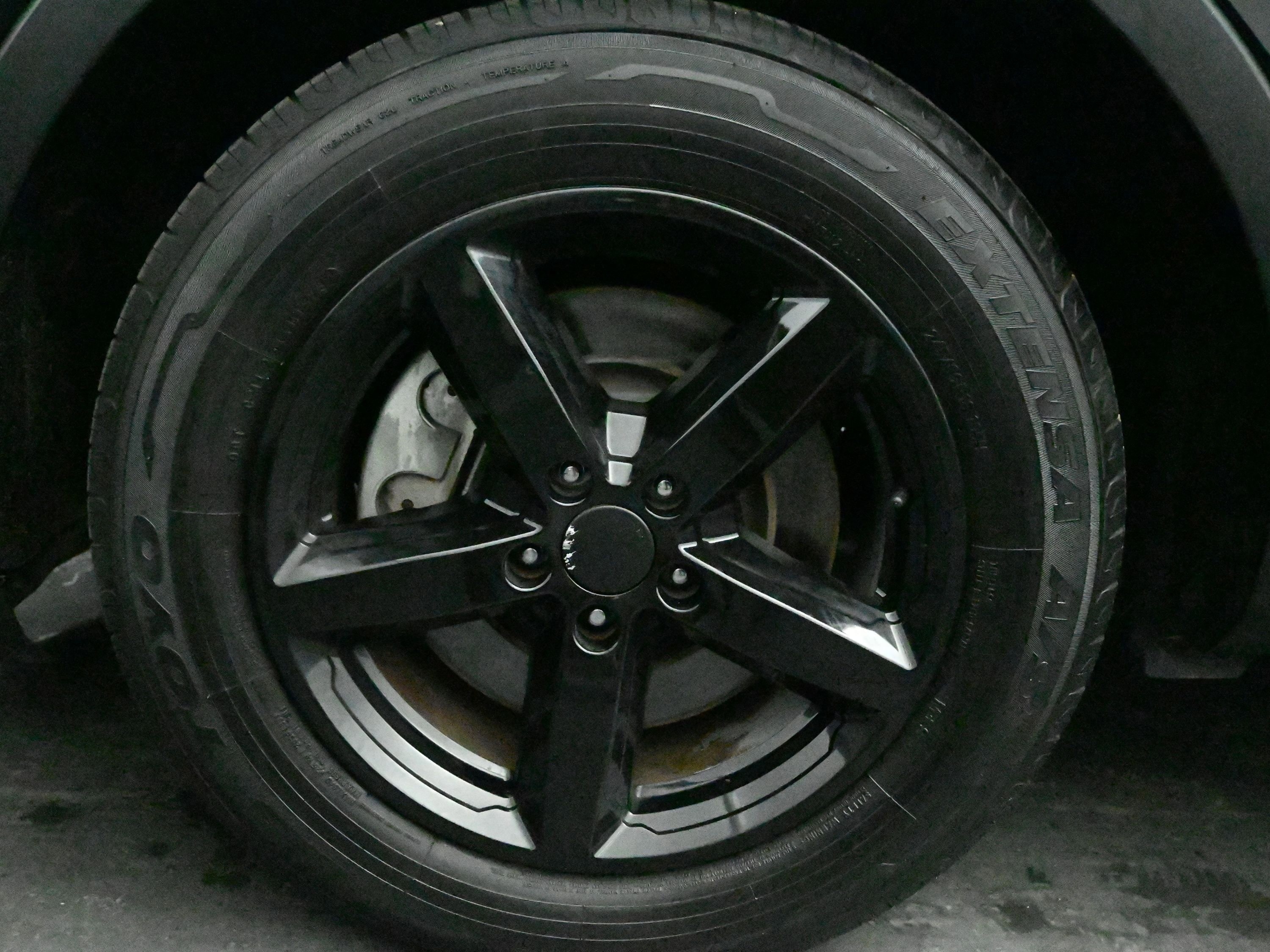 Used 2018 Ford Explorer XLT w/ Equipment Group 201A image 9