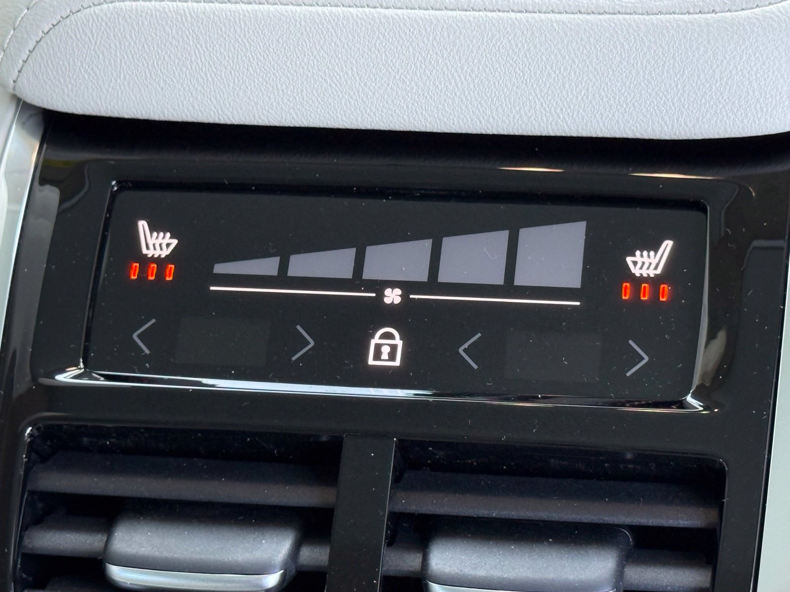 New 2027 Volvo XC60 B5 Ultra AWD/4WD image 18
