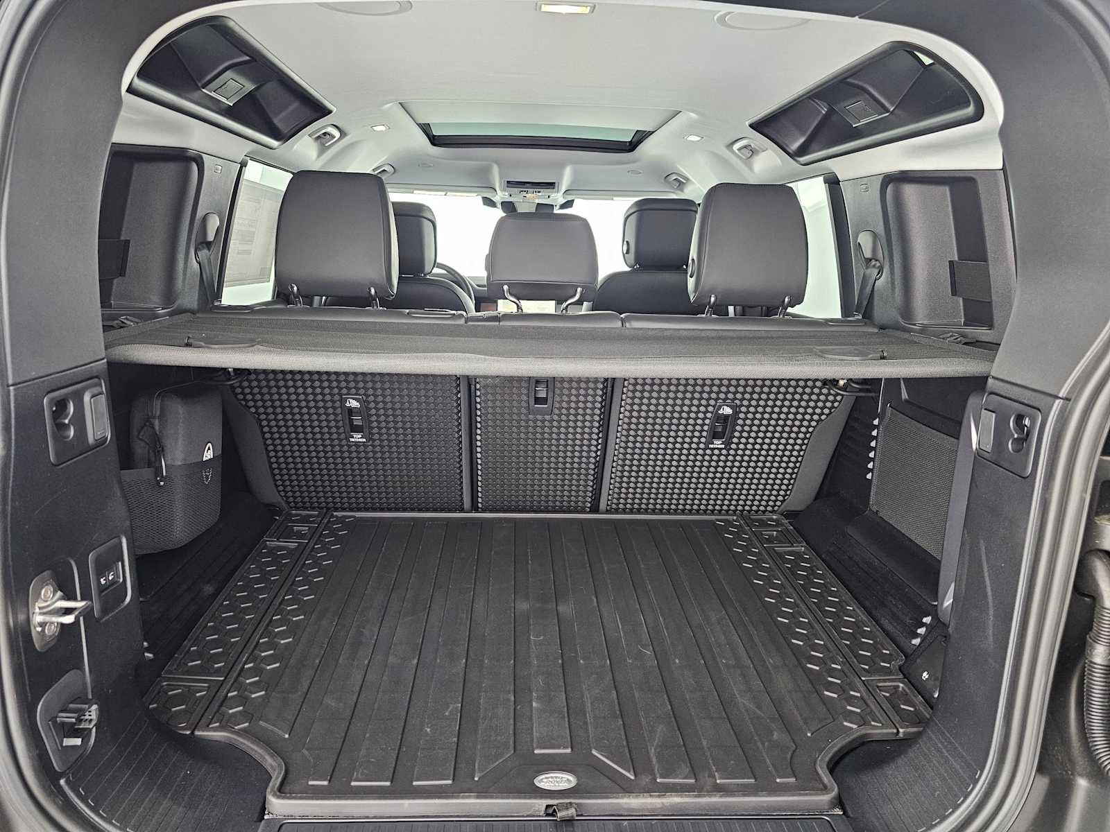 New 2025 Land Rover Defender 110 X-Dynamic SE image 13