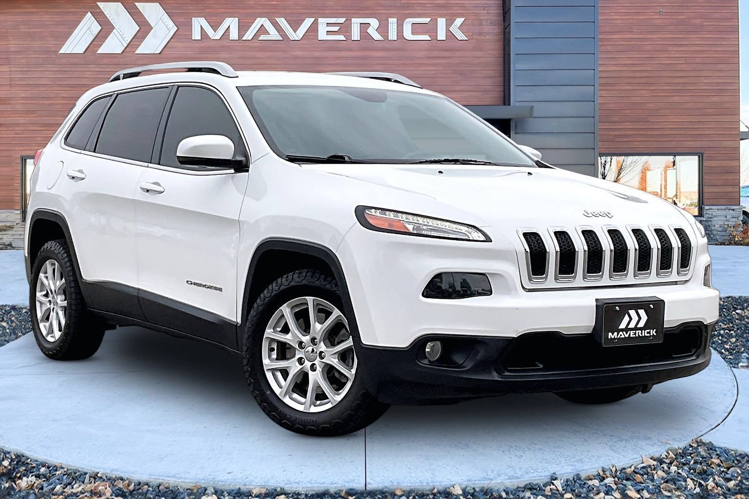 Used 2017 Jeep Cherokee Latitude w/ Safety/Convenience Group FWD image 1