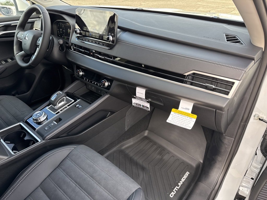 New 2025 Mitsubishi Outlander SE image 22