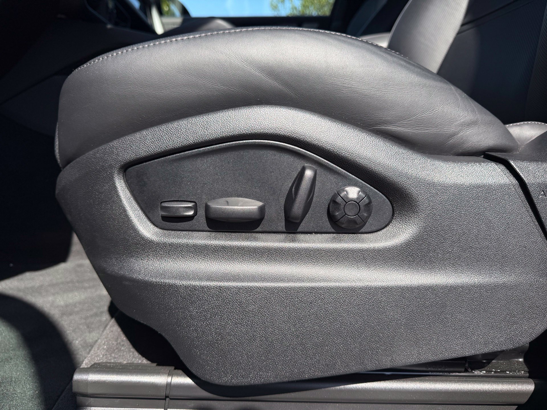 Used 2025 Porsche Cayenne S AWD/4WD image 28