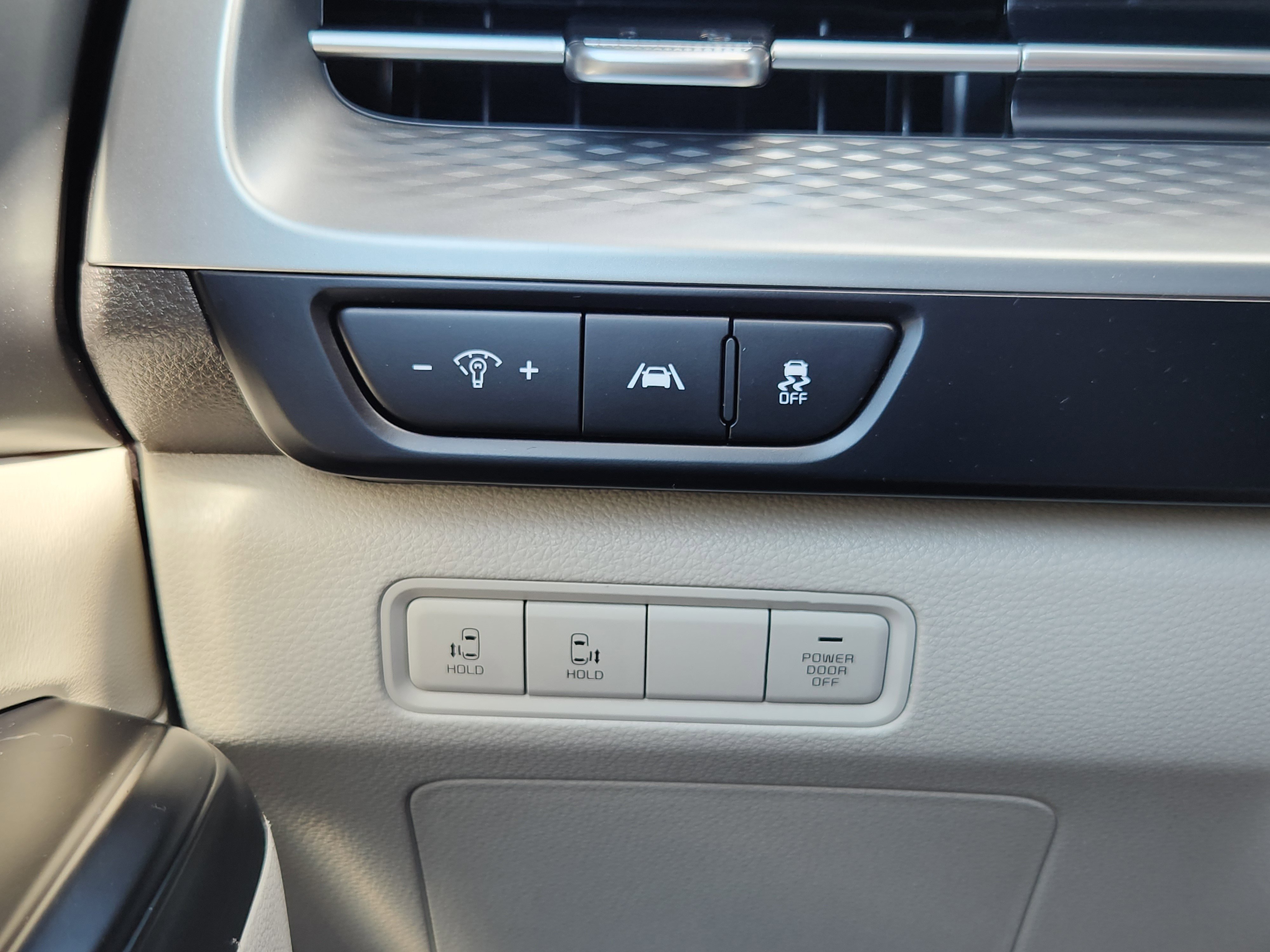 Used 2024 Kia Carnival LX image 23