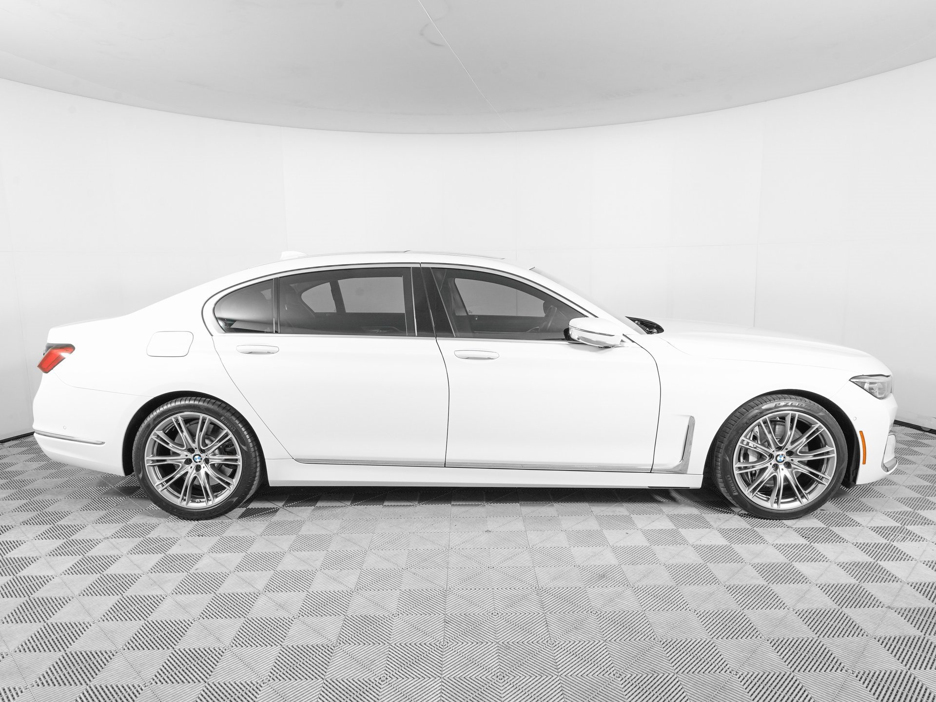 Used 2022 BMW 750i xDrive image 4