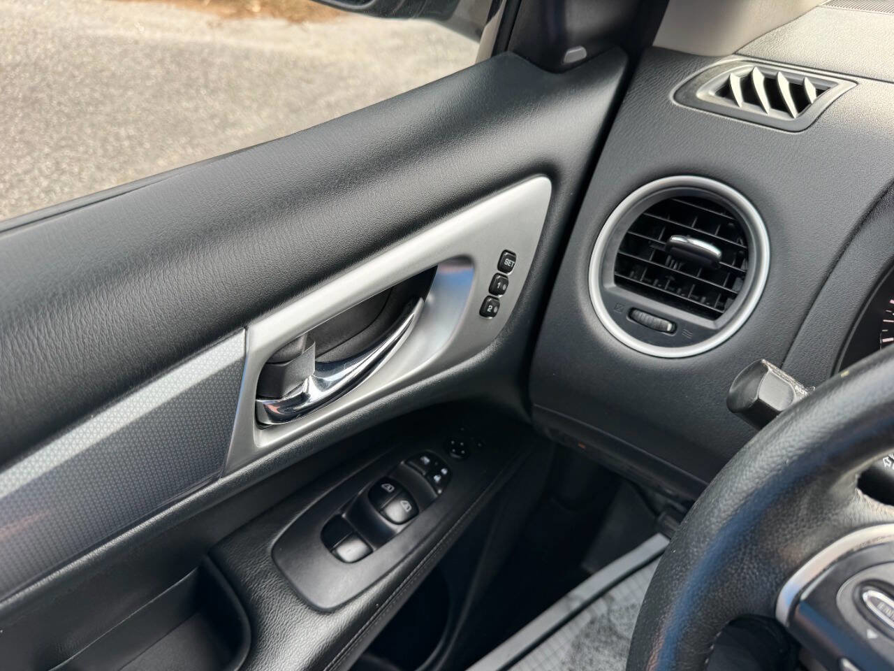 Used 2018 Nissan Pathfinder SL image 25